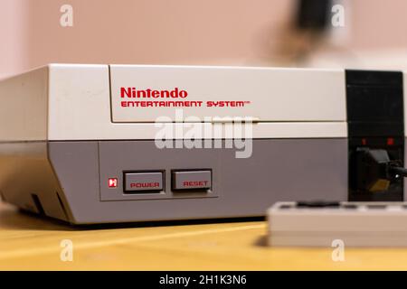 Ein Nintendo Entertainment System mit einem angeschlossenen Controller. Die NES ist eine beliebte Retro-Konsole. Stockfoto