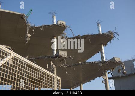 SHEFFIELD, GROSSBRITANNIEN, 17. September 2020: Nahaufnahme eines teilweise abgerissenen Beton- und Stahlgerüsts für das Uni-Gebäude für Sozialwissenschaften Stockfoto