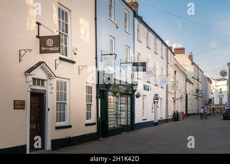 Sreet Ansicht der Nevill Straße in der Stadt Abergavenny, Wales, Großbritannien Stockfoto