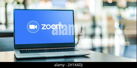 POZNAN, POL - SEP 23, 2020: Laptop-Computer mit Logo von Zoom, Videotelefonie und Online-Chat-Dienste über eine Cloud-basierte Peer-to-Peer-Software Stockfoto