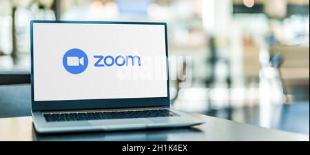 POZNAN, POL - SEP 23, 2020: Laptop-Computer mit Logo von Zoom, Videotelefonie und Online-Chat-Dienste über eine Cloud-basierte Peer-to-Peer-Software Stockfoto