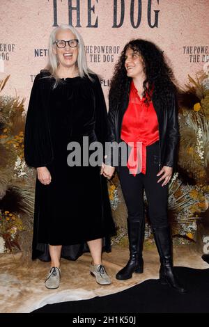 Paris, Frankreich, 18. Oktober 2021. Regisseurin Jane Campion, Produzentin Tanya Seghatchian bei der Premiere von The Power of the Dog, die am 18. Oktober 2021 im UGC Normandie Champs Elysees in Paris, Frankreich, stattfand. Foto von David Boyer/ABACAPRESS.COM Stockfoto