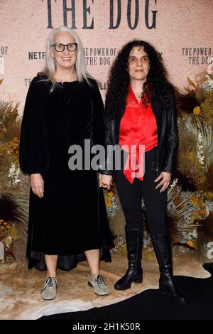 Paris, Frankreich, 18. Oktober 2021. Regisseurin Jane Campion, Produzentin Tanya Seghatchian bei der Premiere von The Power of the Dog, die am 18. Oktober 2021 im UGC Normandie Champs Elysees in Paris, Frankreich, stattfand. Foto von David Boyer/ABACAPRESS.COM Stockfoto