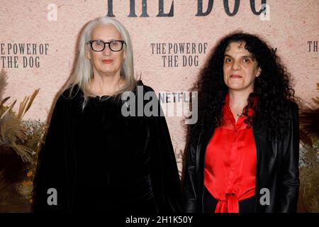 Paris, Frankreich, 18. Oktober 2021. Regisseurin Jane Campion, Produzentin Tanya Seghatchian bei der Premiere von The Power of the Dog, die am 18. Oktober 2021 im UGC Normandie Champs Elysees in Paris, Frankreich, stattfand. Foto von David Boyer/ABACAPRESS.COM Stockfoto