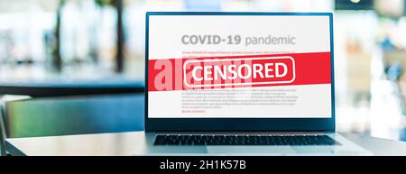 Laptop-Computer mit dem Zeichen der Zensur im Internet Standort mit Informationen zur Pandemie covid-19 Stockfoto