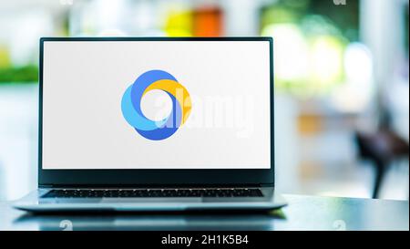 POZNAN, POL - SEP 23, 2020: Laptop-Computer mit Logo der Google Analytics 360 Suite Stockfoto