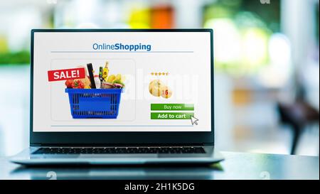 Laptop-Computer, der eine Online-Shopping-Website anzeigt. E-Commerce Stockfoto