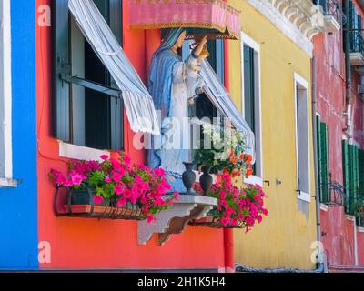 Burano, Venedig, Italien, 10. Mai 2014: Bunte alte Häuser auf der Insel Burano in der Nähe von Venedig, Italien Stockfoto