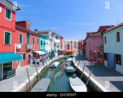 Burano, Venedig, Italien, 10. Mai 2014: Bunte alte Häuser auf der Insel Burano in der Nähe von Venedig, Italien Stockfoto