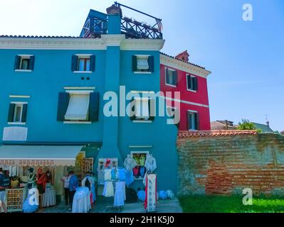 Venedig, Italien - 10. Mai 2014: Verschiedene Arten von Schnürsenkeln sind am 10. Mai 2014 in einem Straßenladen auf der Insel Burano, Venedig, Italien, erhältlich Stockfoto