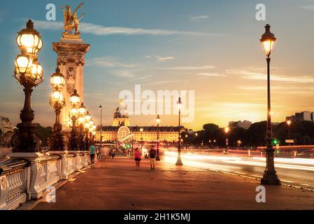 Blick auf Les Invalides von Brücke Alexandre III in Paris bei Sonnenuntergang, Frankreich Stockfoto