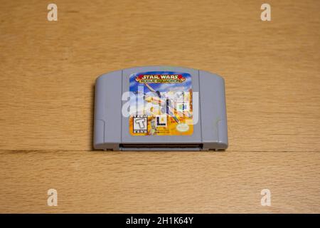 Eine Patrone von Star Wars Rogue Squadron für den Nintendo 64 auf einem Holzboden. Stockfoto