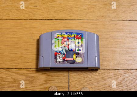 Eine Mario Kart 64 Cartridge für den Nintendo 64 auf Holzboden. Stockfoto