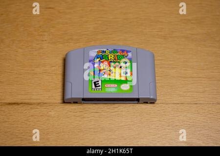 Eine Cartridge von Super Mario 64 für den Nintendo 64 auf einem Holzboden. Stockfoto