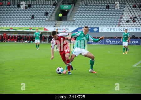 v. li. Im Zweikampf gegen Baptiste Santamaria (SC Freiburg) und Maximilian Eggestein (SV Werder Bremen), 1. FBL: 20-21: 4. Spt. SC Freiburg - werde Stockfoto