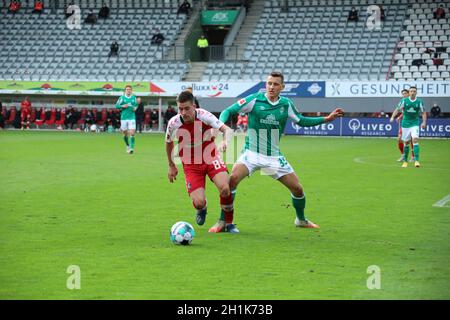 v. li. Im Zweikampf gegen Baptiste Santamaria (SC Freiburg) und Maximilian Eggestein (SV Werder Bremen) im Spiel der 1. FBL: 20-21: 4. Spt. SC Freibu Stockfoto