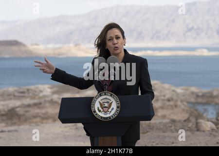 Boulder City, Usa. Oktober 2021. US-Vizepräsidentin Kamala Harris gibt am Montag, den 18. Oktober 2021, bei einer Tour durch den Lake Mead in Boulder City, Nevada, USA, Bemerkungen zur Aussicht auf den Sonnenuntergang. Harris plädert für Investitionen in die Widerstandsfähigkeit des Klimas durch die Verabschiedung der Build Back Better Agenda und des überparteilichen Infrastrukturdeals und betont, dass Wasserknappheit sich auf die Landwirte, die Nahrungsmittelversorgung und die Wirtschaft auswirken kann. Foto von Bridget Bennett/UPI Kredit: UPI/Alamy Live News Stockfoto