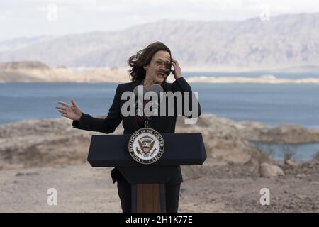 Boulder City, Usa. Oktober 2021. US-Vizepräsidentin Kamala Harris gibt am Montag, den 18. Oktober 2021, bei einer Tour durch den Lake Mead in Boulder City, Nevada, USA, Bemerkungen zur Aussicht auf den Sonnenuntergang. Harris plädert für Investitionen in die Widerstandsfähigkeit des Klimas durch die Verabschiedung der Build Back Better Agenda und des überparteilichen Infrastrukturdeals und betont, dass Wasserknappheit sich auf die Landwirte, die Nahrungsmittelversorgung und die Wirtschaft auswirken kann. Foto von Bridget Bennett/UPI Kredit: UPI/Alamy Live News Stockfoto