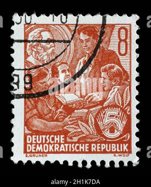 Stempel ausgestellt in Deutschland - Demokratische Republik (DDR) Zeigt lernen Jugend, Karl Marx Bild im Hintergrund, Fünfjahresplan Serie, ca. 1953. Stockfoto