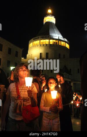 Jeden Freitag geht die Prozession durch die Straßen von Nazareth, von der Kirche des heiligen Josef bis zur Basilika der Verkündigung, Nazareth, Israel Stockfoto