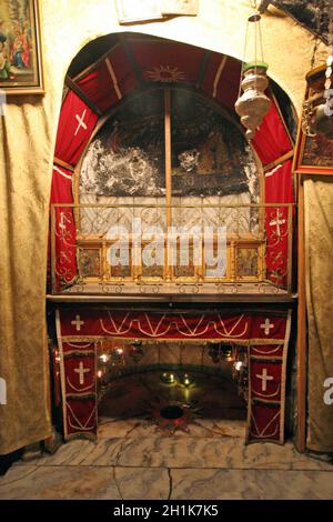 Ein silberner Stern markiert den traditionellen Ort der Geburt Jesu in einer Grotte unterhalb der Geburtskirche von Bethlehem, Bethlehem, Stockfoto