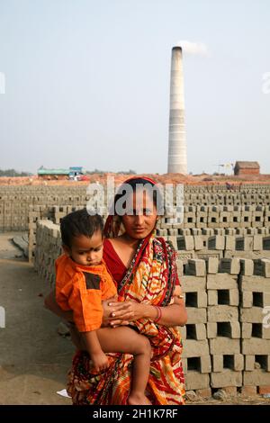 Arbeiter leben mit ihren Familien in der Ziegelfabrik, wo sie unter unmenschlichen Bedingungen in Sarberia, Westbengalen, Indien, arbeiten und leben. Stockfoto