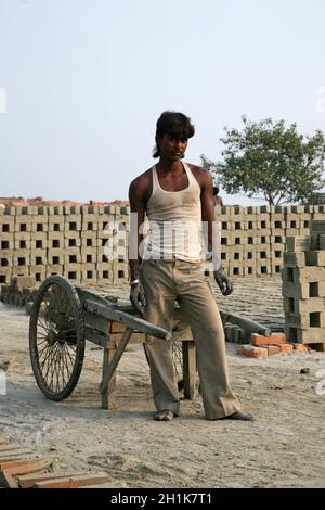 Ziegelfabrik. In Sarberia, Westbengalen, Indien, sind Werkzeuge und Maschinen zur Herstellung von Ziegeln sehr rudimentär. Stockfoto