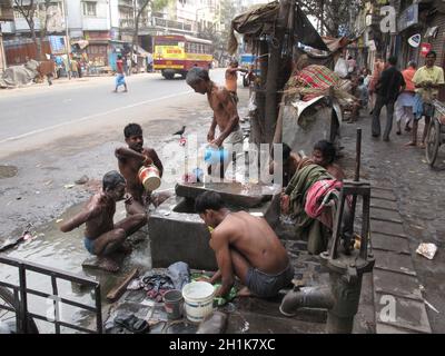 Straßen von Kalkutta. Die Inder waschen sich auf einer Straße. Stockfoto