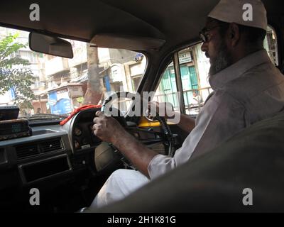 Taxifahrer seinen Weg durch die dichten Staus auf einer belebten Straße in Kalkutta Stockfoto