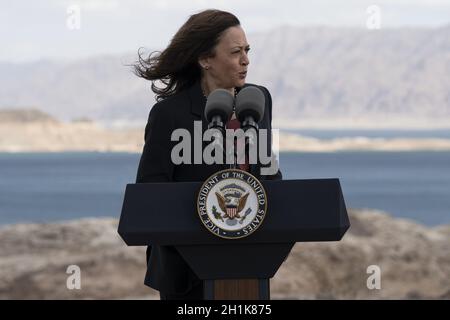 Boulder City, Usa. Oktober 2021. US-Vizepräsidentin Kamala Harris gibt am Montag, den 18. Oktober 2021, bei einer Tour durch den Lake Mead in Boulder City, Nevada, USA, Bemerkungen zur Aussicht auf den Sonnenuntergang. Harris plädert für Investitionen in die Widerstandsfähigkeit des Klimas durch die Verabschiedung der Build Back Better Agenda und des überparteilichen Infrastrukturdeals und betont, dass Wasserknappheit sich auf die Landwirte, die Nahrungsmittelversorgung und die Wirtschaft auswirken kann. Foto von Bridget Bennett/UPI Kredit: UPI/Alamy Live News Stockfoto