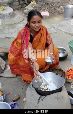 Traditionelle Art der Zubereitung von Essen am offenen Feuer in der alten Küche in einem Dorf, Kumrokhali, Westbengalen, Indien Stockfoto