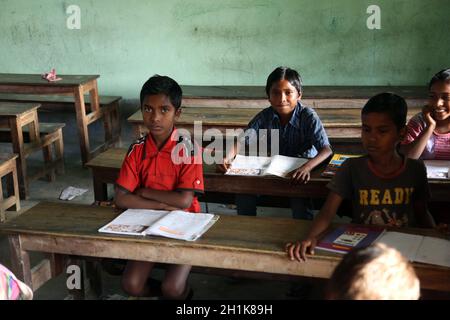 Kinder in der Schule. Der Name der Schule ist der Name des berühmten kroatischen Missionars Pater Ante Gabric in Kumrokhali, Westbengalen, Indien. Stockfoto