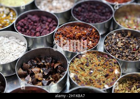 Verschiedene Gewürze und Kräuter in Metall Schalen auf einem Straßenmarkt in Kolkata, Indien Stockfoto