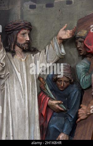 2. Kreuzweg, Jesus ist sein Kreuz gegeben. Stockfoto