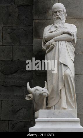 Der heilige Lukas der Evangelist-Statue auf dem Portal des Heiligen Johannes der Täufer-Kirche in Riomaggiore, Ligurien, Italien Stockfoto