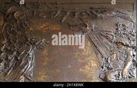 Die Verkündigung, Detail an der Tür der Kirche von St. Jakobus der ältere in Porto Azzurro, Elba, Italien Stockfoto