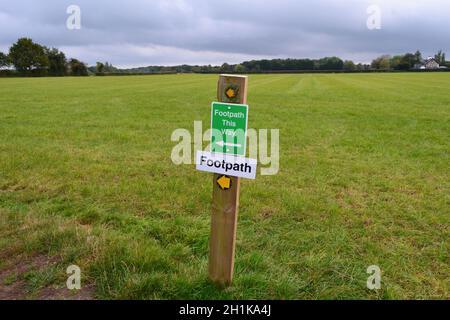 Fußwegschild für Pfad um ein Feld, Downe, in Kent, nach Süden ausgerichtet. Beliebte Wanderung ist Leaves Green Circular und Downe Circular. Darwin lebte in der Nähe Stockfoto