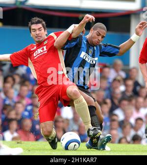 PORTSMOUTH V INTER MILAN 31-07-05 RICHARD HUGHES KÄMPFT MIT ADRIANO PIC MIKE WALKER, 2005 Stockfoto