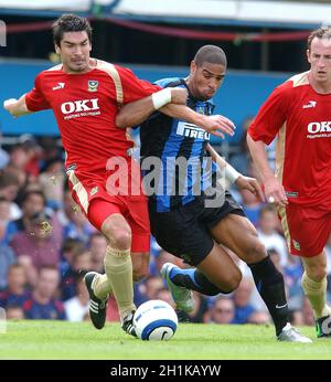 PORTSMOUTH V INTER MILAN 31-07-05 RICHARD HUGHES KÄMPFT MIT ADRIANO PIC MIKE WALKER, 2005 Stockfoto