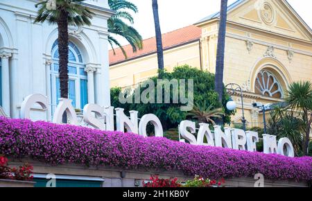 SANREMO, ITALIEN - CA. AUGUST 2020: Blick auf das Casino von Sanremo, eines der wichtigsten Wahrzeichen der Stadt und der Region Ligurien Stockfoto