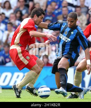 PORTSMOUTH V INTER MILAN 31-07-05 RICHARD HUGHES KÄMPFT MIT ADRIANO PIC MIKE WALKER, 2005 Stockfoto