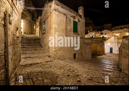 Typische gepflasterte Treppen in einer Seitenstraße, in der Sassi di Matera, einem historischen Viertel der Stadt Matera, liegt. Basilikata. Italien Stockfoto