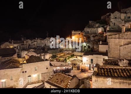 Nacht Landschaft der Sassi von Matera, bekannt für ihre alten Höhlenwohnungen bekannt. Basilikata. Italien Stockfoto