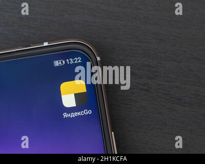 Moskau, Russland - 01. Oktober 2020: Yandex Go Taxi und Lieferung mobile App Logo auf dem Handy-Bildschirm Nahaufnahme, illustrative Editorial. Stockfoto