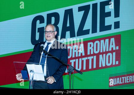 Rom Italien. 18. Oktober 2021. Der bürgermeisterliche Kandidat der Mitte-Links-Partei Roberto Gualtieri trifft die Presse am Sitz seines Wahlausschusses in Rom. Kredit: Cosimo Martemucci / Alamy Live Nachrichten Stockfoto