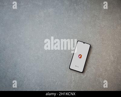 LOD, Israel - 8. Juli 2020: Microsoft Office App Launch Screen mit Logo auf dem Display eines schwarzen mobilen Smartphones auf Keramik Stein Hintergrund. Oben Stockfoto