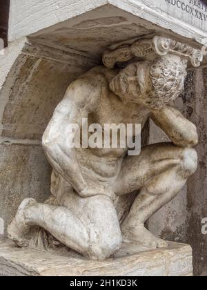 Der Hunchback von Rialto (Gobbi di Rialto) Im Campo San Giacomo ist eine Statue von a Kniende Figur, die eine Treppe zu einer Säule führt - Venic Stockfoto