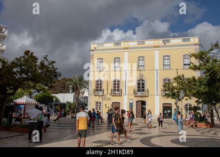 LAGOS, PORTUGAL - 18. September 2020: Touristen auf dem Platz Praca Gil Eanes, benannt nach dem in Lagos geborenen Matrosen. In der Mitte des Platzes Stockfoto