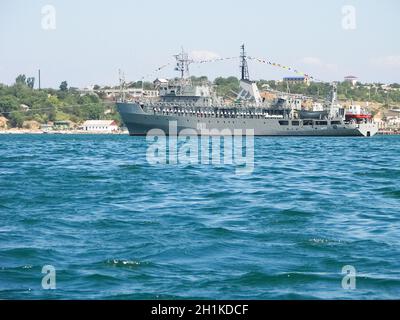 Republik Krim, Sewastopol - 28. Juli 2019: Schiffe im Hafen von Sewastopol. Stockfoto