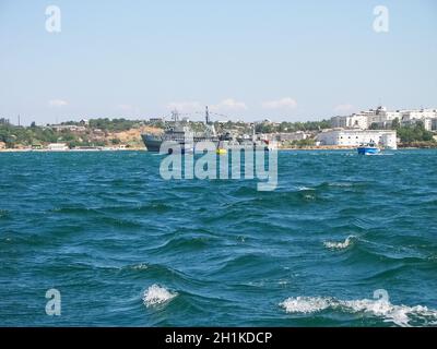 Republik Krim, Sewastopol - 28. Juli 2019: Schiffe im Hafen von Sewastopol. Stockfoto